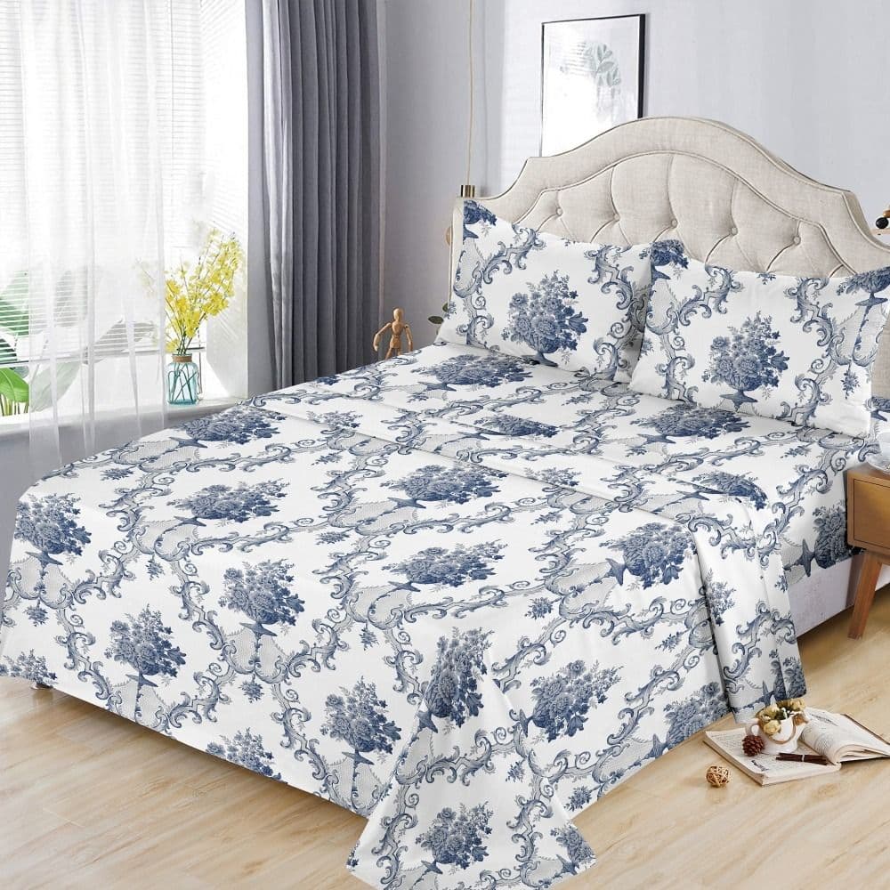 Çarçaf dopjo set, poliestër, e bardhë (me dizenjo me lule blu), 230x260 cm; 160x200+30 (me llastik); 50x75 cm (x2)